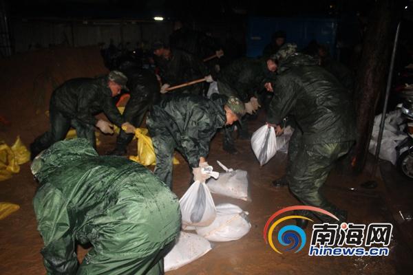 暴雨致�？谝凰奚針堑鼗� 武警官兵深夜救援