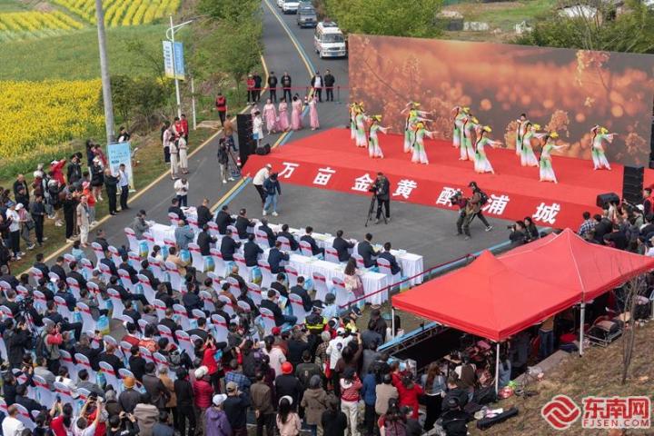 油菜花節(jié)開幕 鄭蔚武 攝 油菜花節(jié)開幕 鄭蔚武 攝