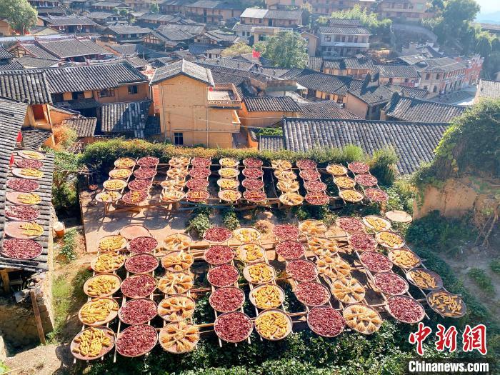 桂峰“曬秋”已成為當?shù)孛��！钦窈?攝