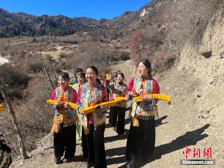 甘南藏族自治州巴寨溝措地村舉行一年一度的曬經(jīng)節(jié)，即每年正月初三由寺院里的高僧將藏經(jīng)分發(fā)給民眾，村民凈身摘帽恭敬領(lǐng)取，然后抱著經(jīng)文口誦六字真言，繞著全村轉(zhuǎn)一圈，以祈福萬物復(fù)蘇、風(fēng)調(diào)雨順。莎木央金 攝