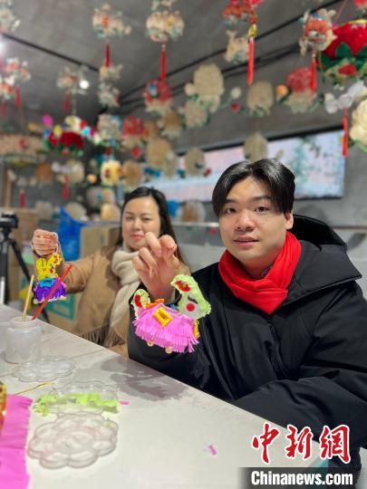 兩岸年輕人手工制作小兔子燈�！≈行戮W(wǎng)記者 朱曉穎 攝