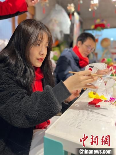 兩岸年輕人手工制作小兔子燈�！≈行戮W(wǎng)記者 朱曉穎 攝