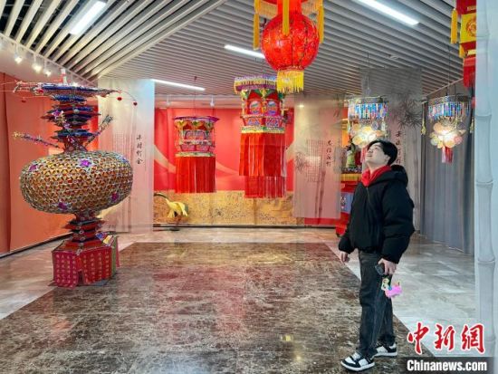 臺(tái)灣青年錢志璿在秦淮·非遺館逛燈展�！≈行戮W(wǎng)記者 朱曉穎 攝