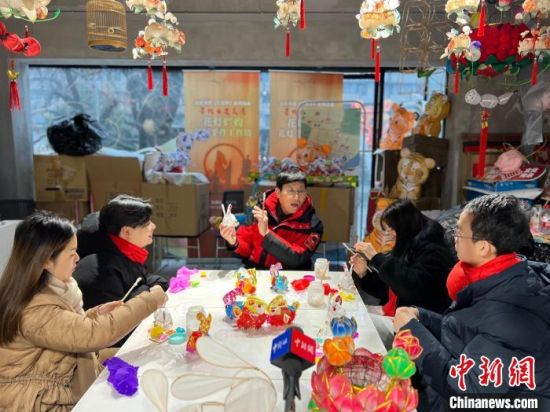 顧業(yè)亮手把手教授兩岸年輕人學(xué)做秦淮花燈�！≈行戮W(wǎng)記者 朱曉穎 攝