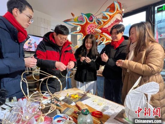 元宵節(jié)臨近。國(guó)家級(jí)非物質(zhì)文化遺產(chǎn)秦淮燈會(huì)的代表性傳承人顧業(yè)亮，在他位于南京夫子廟的工作室中，教授兩岸年輕人扎制秦淮花燈�！≈行戮W(wǎng)記者 朱曉穎 攝