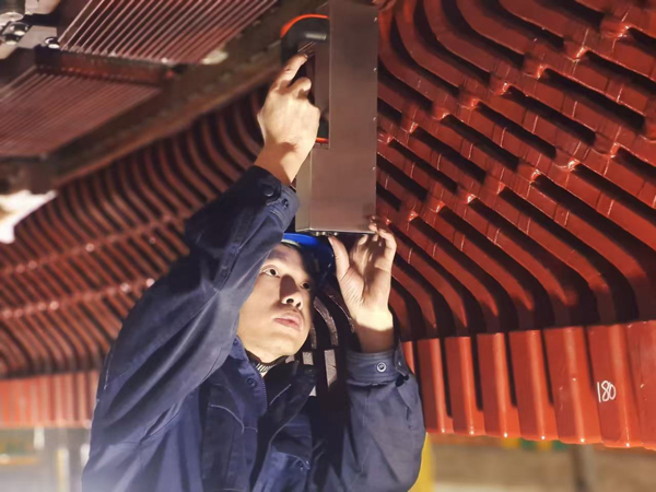 葉祥友在檢修現(xiàn)場使用空氣間隙測量裝置測量檢修數(shù)據(jù)。楊瓊文攝