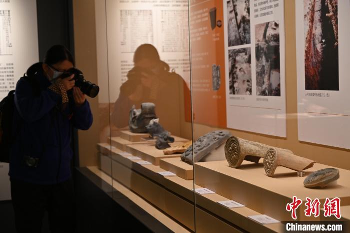 “南北匯流——渤海國與南漢國文物展”吸引參觀者�！￡惓t 攝