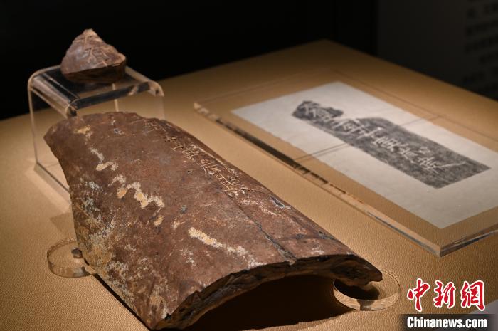展覽展出南越國宮署遺址出土的“大有十五年壬寅歲建”銘文青釉陶排水管道殘片�！￡惓t 攝