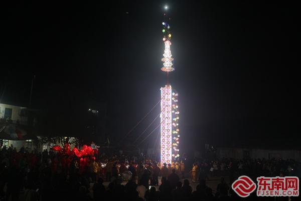 人們聚集在高照燈的周圍，共同祈盼吉祥平安。 東南網(wǎng)記者 陳艷 攝