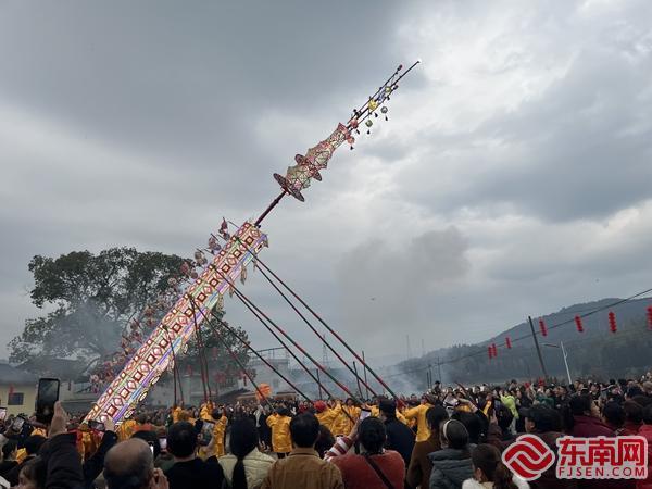 高照花燈需由30多人合力豎起 東南網(wǎng)記者 陳艷 攝