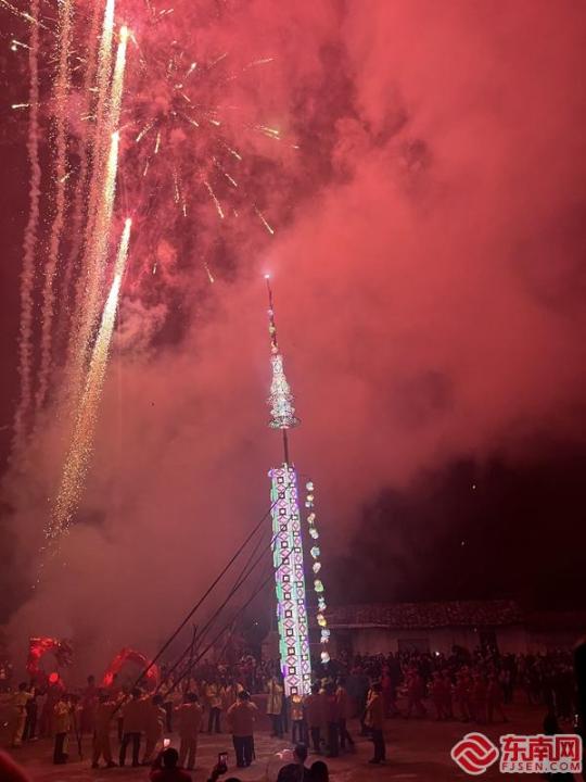 夜空下的高照花燈與焰火交相輝映 東南網(wǎng)記者 陳艷 攝