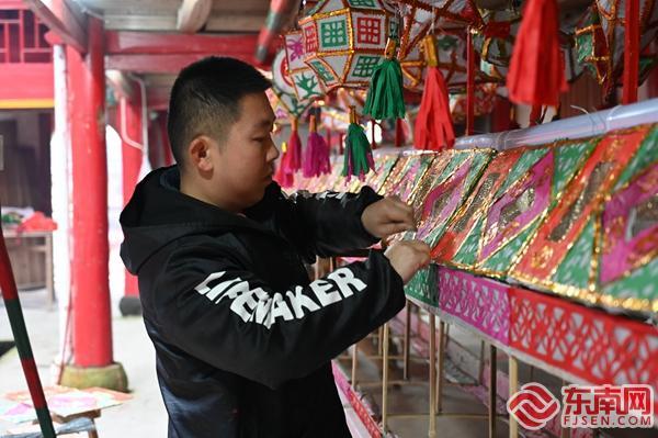 肖志鵬正在組裝高照燈 黃慧聰 攝