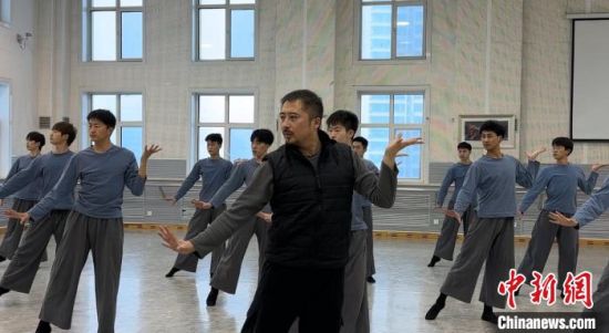 3月上旬，黎明東正在進(jìn)行敦煌舞男班課程教學(xué)現(xiàn)場(chǎng)。王牧雨 攝