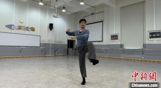 圖為尹善昊展示敦煌舞中男性角色。王牧雨 攝